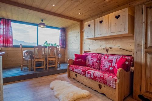 于埃Apartment with a superb view in l'Alpe d'Huez - Welkeys的小木屋客厅配有沙发和窗户