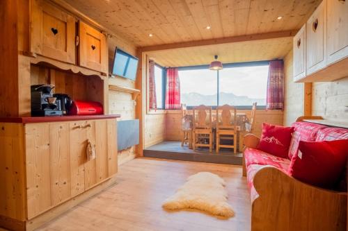 于埃Apartment with a superb view in l'Alpe d'Huez - Welkeys的小屋内带红色沙发的客厅