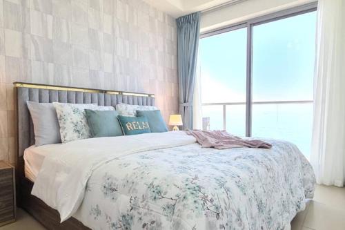 拉斯阿尔卡麦A Perfect Escape - Sea facing的一间卧室设有一张床和一个大窗户