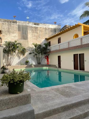 巴兰基亚Hotel Ayenda Skall 1319的房屋前的游泳池