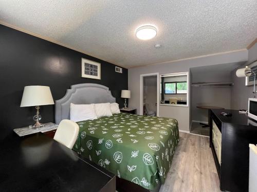 芝加哥EDGEBROOK MOTEL的一间卧室配有一张带绿床罩的床
