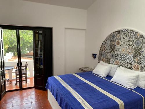 阿吉吉克Casa Yollotzin的一间卧室配有一张带蓝色棉被的床