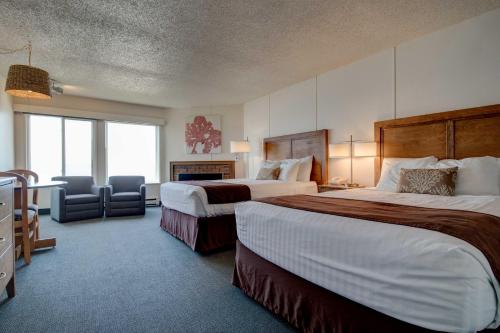 林肯市Ester Lee Motel的酒店客房,配有两张床和椅子