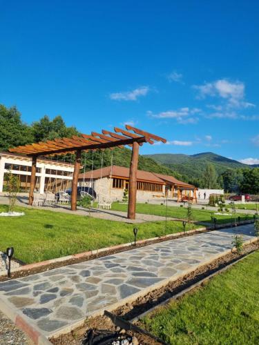 SebeşuDoka Valea Sebesului A-Frame的建筑前有凉亭的公园
