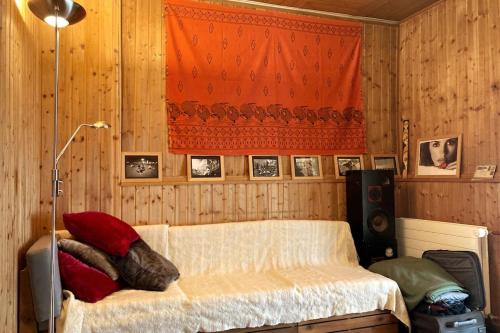 Les VerrièresCharmante maison individuelle的卧室配有木墙内的一张床