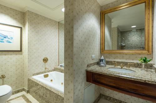 新奥尔良蒙特莱昂酒店的带浴缸、水槽和镜子的浴室
