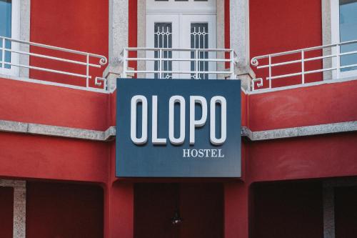 波尔图OLOPO的红色建筑一侧的标志