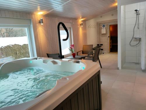 Foncine-le-HautGîte 1805Bis Montagnes du Jura avec Spa et Sauna classé 3 étoiles的大型浴室设有大浴缸。