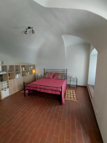 亚历山德里亚La casina in città - The little flat in town的卧室配有粉红色的床。