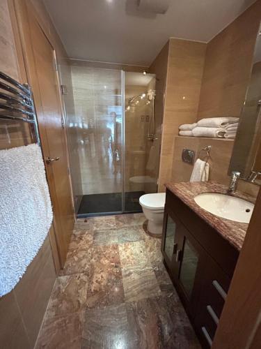 直布罗陀Ocean Village Luxury 2 Bed 2 Bath Apartment - amazing views - pools and jacuzzis的带淋浴、卫生间和盥洗盆的浴室