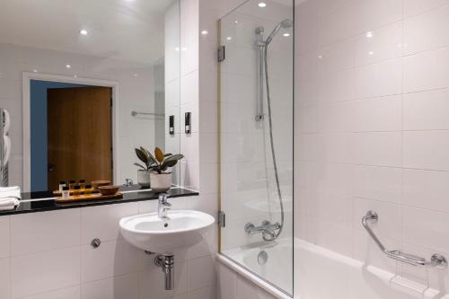 利物浦Cove Paradise Street的白色的浴室设有水槽和淋浴。