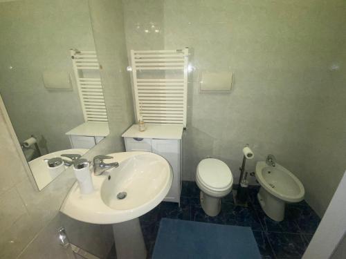 热那亚APPARTAMENTO SUL MARE KATE的白色的浴室设有水槽和卫生间。