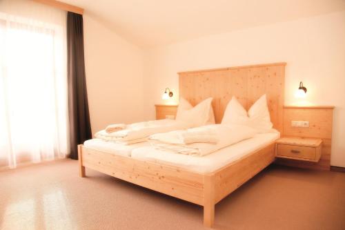 格罗萨尔斯特奥克恩吉尔公寓的卧室配有带白色枕头的大床