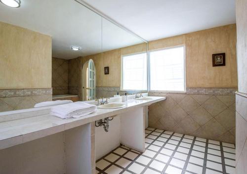 瓦哈卡市Casa InHome, your home at Oaxaca的一间带两个盥洗盆和大镜子的浴室