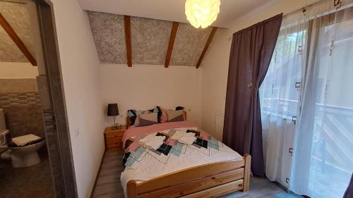 克尔茨什瓦拉乡Vis Împlinit的一间小卧室,配有床和窗户
