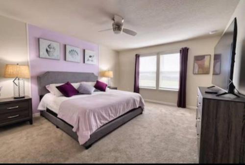 达文波特Orlando Relax的一间卧室配有一张大床和电视