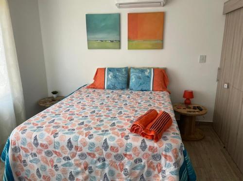 El SunzoPENTHOUSE EN MONTERRICO的一间卧室配有一张带五颜六色棉被的床