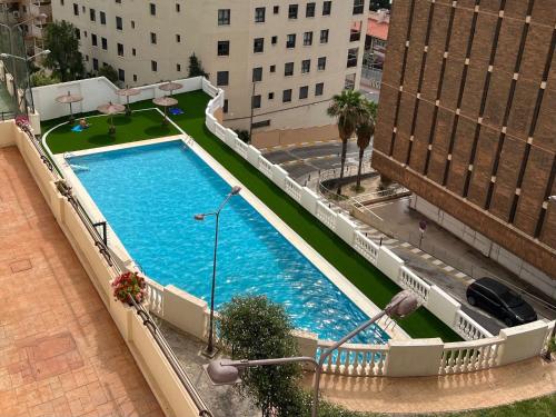 阿利坎特Mirando al Mar的享有大楼游泳池的顶部景致