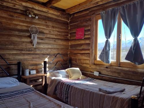 乌斯帕亚塔cabañas de montaña的小木屋内一间卧室,配有两张床
