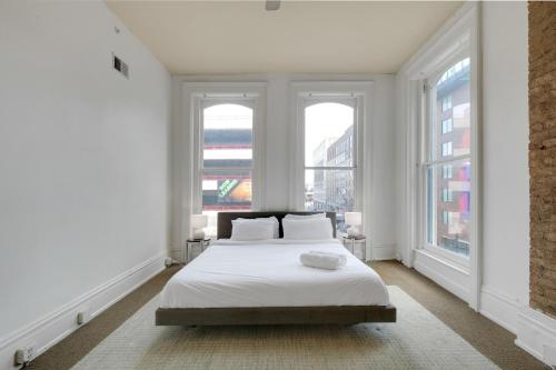 路易斯威尔Historic Charm, Walkable Entertainment的一间白色卧室,配有床和2个窗户