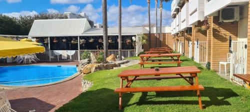 珀斯印度洋大酒店的游泳池旁的野餐桌排