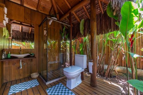 巴拉格兰德Sup House Barra Grande的木制甲板上的浴室设有卫生间