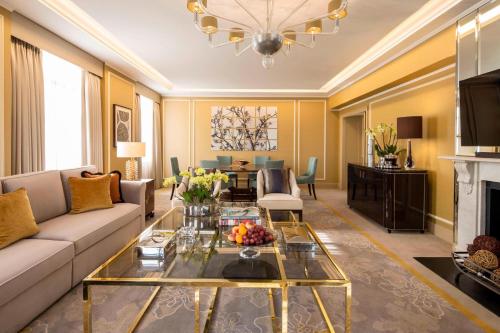 伦敦JW Marriott Grosvenor House London的客厅配有沙发和桌子