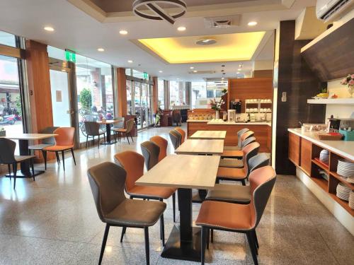 罗东镇家家商務旅館 Jia-Jia Business Hotel的自助餐厅内带桌椅的餐厅