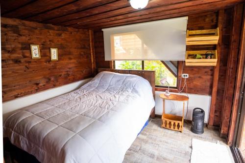 圣何塞Casa#7的小木屋内一间卧室,配有一张床