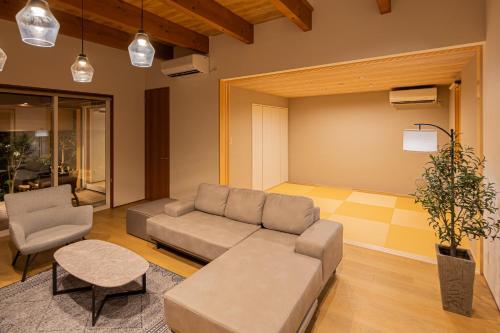 富士河口湖AWAUMI　富士・河口湖リゾート的客厅配有沙发和椅子