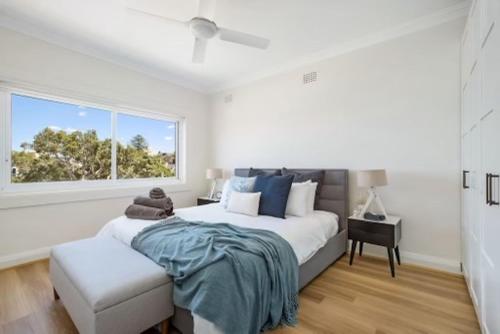 悉尼Little Manly Getaway的白色的卧室设有一张大床和一个窗户