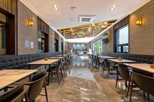 浦项Pohang A1Hotel Haedo的用餐室设有桌椅和窗户。