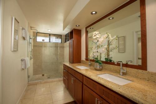 维雷亚Wailea Grand Champions Villas - CoralTree Residence Collection的一间带两个盥洗盆和淋浴的浴室