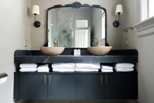 查尔斯顿The Juliette - Luxury Historic Residence的一间带两个盥洗盆和大镜子的浴室