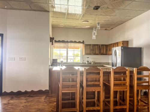 博卡斯德尔托罗Vladi Eco House的厨房配有桌椅和冰箱。