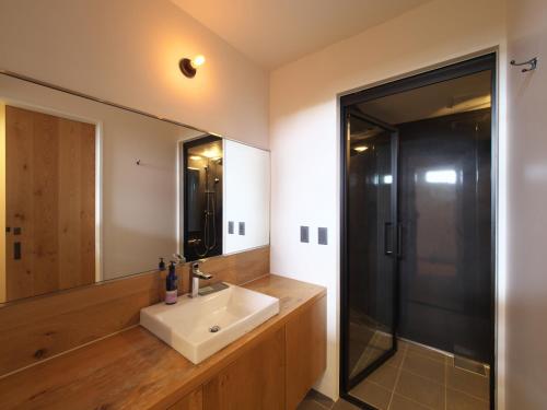 宫古岛ＨＯＴＥＬ ＬＯＣＡＬ ＢＡＳＥ＜宮古島＞的一间带水槽和大镜子的浴室