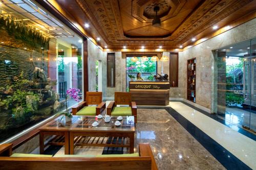 会安Citrus Village Villa Hoi An的酒店大堂设有桌椅