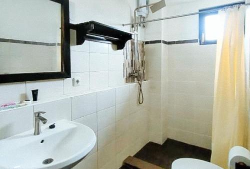 CangbaliguiaRedDoorz at Carlton-Martin Hotel Masbate City的白色的浴室设有水槽和卫生间。
