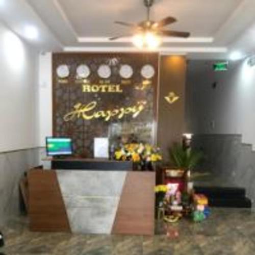 Bến CátHappy 2 Hotel Bình Dương的酒店大堂设有前台和吊扇