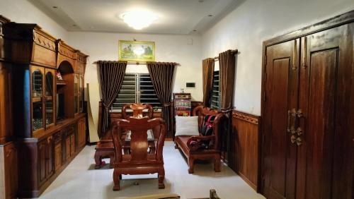 贡布La maison de Soriya - Work & Stay的客厅配有椅子和木制家具
