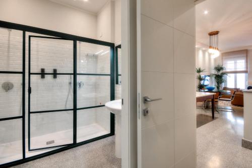 卡利亚里Right House - Indipendent in Characteristic Marina District的一间带玻璃淋浴和水槽的浴室