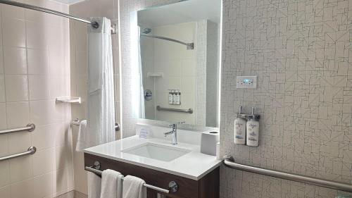 Prospect Heights诺斯布鲁克/格伦维尤乡村旅馆和套房酒店的一间带水槽和镜子的浴室