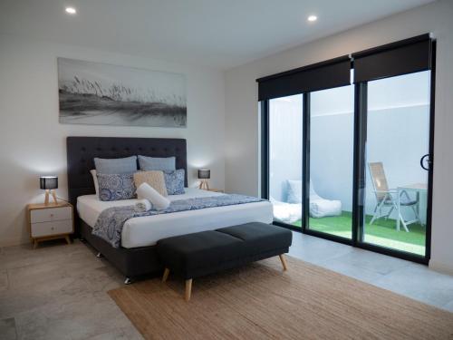 黄金海岸Karma Villas的一间卧室设有一张床和一个大窗户