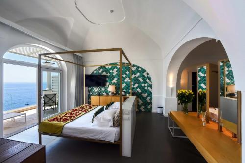 波西塔诺蒙特马雷酒店的一间卧室设有一张床和一个大窗户