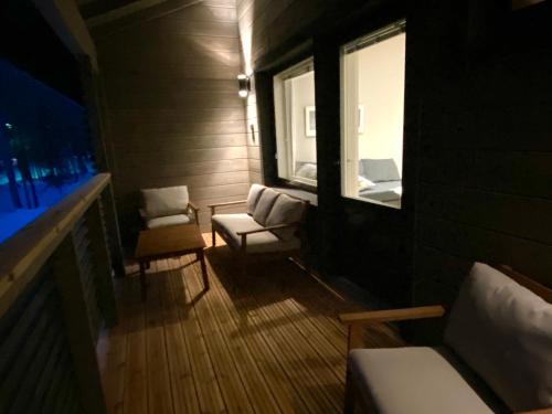 普哈圣山Pyhä Snowflake的小房间设有两把椅子和窗户