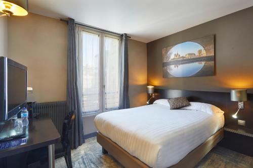 巴黎维利尔花园酒店的一间卧室设有一张床和一个大窗户
