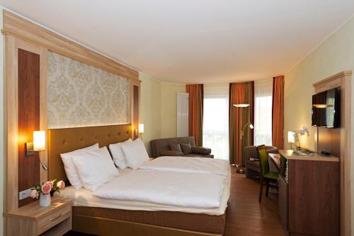 卡特恩格斯拉瑞斯瑞恩酒店的酒店客房设有一张大床和一张书桌。