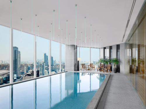 首尔首尔柏悦酒店的一座享有城市美景的建筑中的游泳池