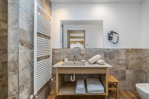 科雷多Miraval Hotel的一间带水槽和镜子的浴室