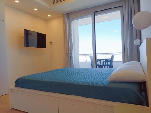 托雷斯港Le Conchiglie Residence的一间卧室设有一张床,享有海景